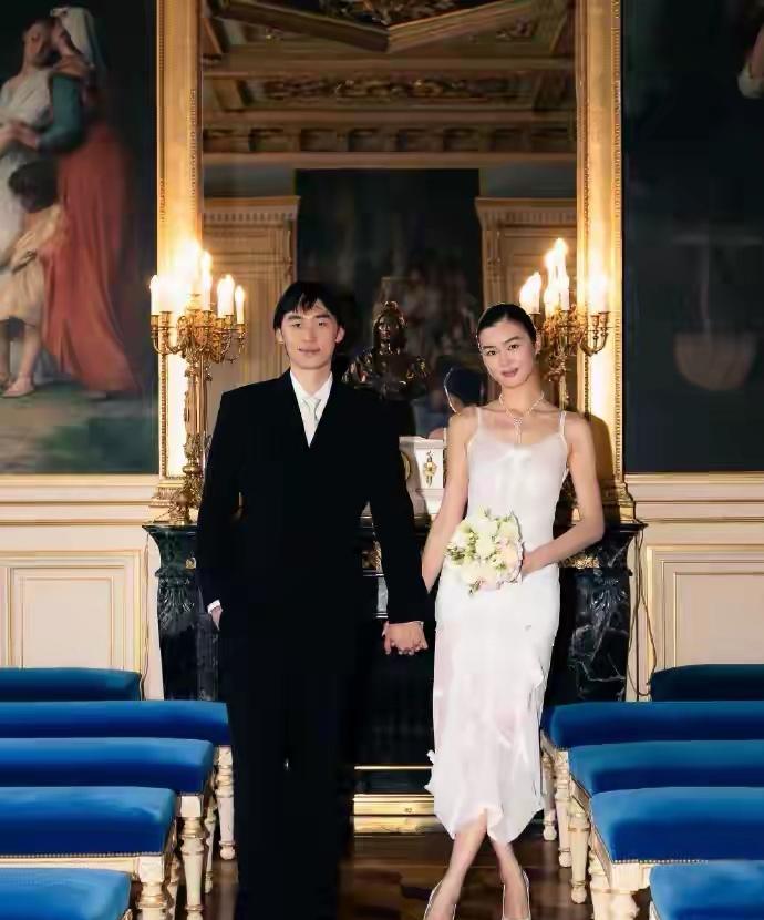 林依轮大儿子结婚了，
可有一点让人搞不明白，
他作为新郎，怎么婚礼也不把头发收拾