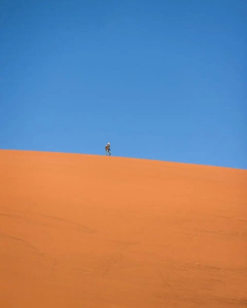 想象一片土地，赤红沙丘一直铺到地平线，天空蓝得通透。四下安静至极，静到能听见自己