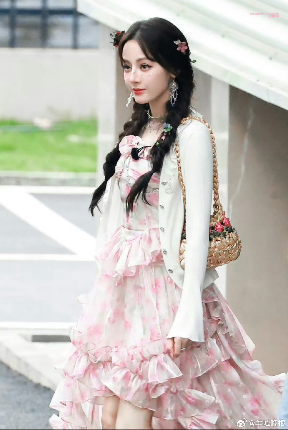 【春日明媚谁的碎花裙让你一眼心动】午后的阳光斜斜地洒下来，暖融融的，风里带着花香