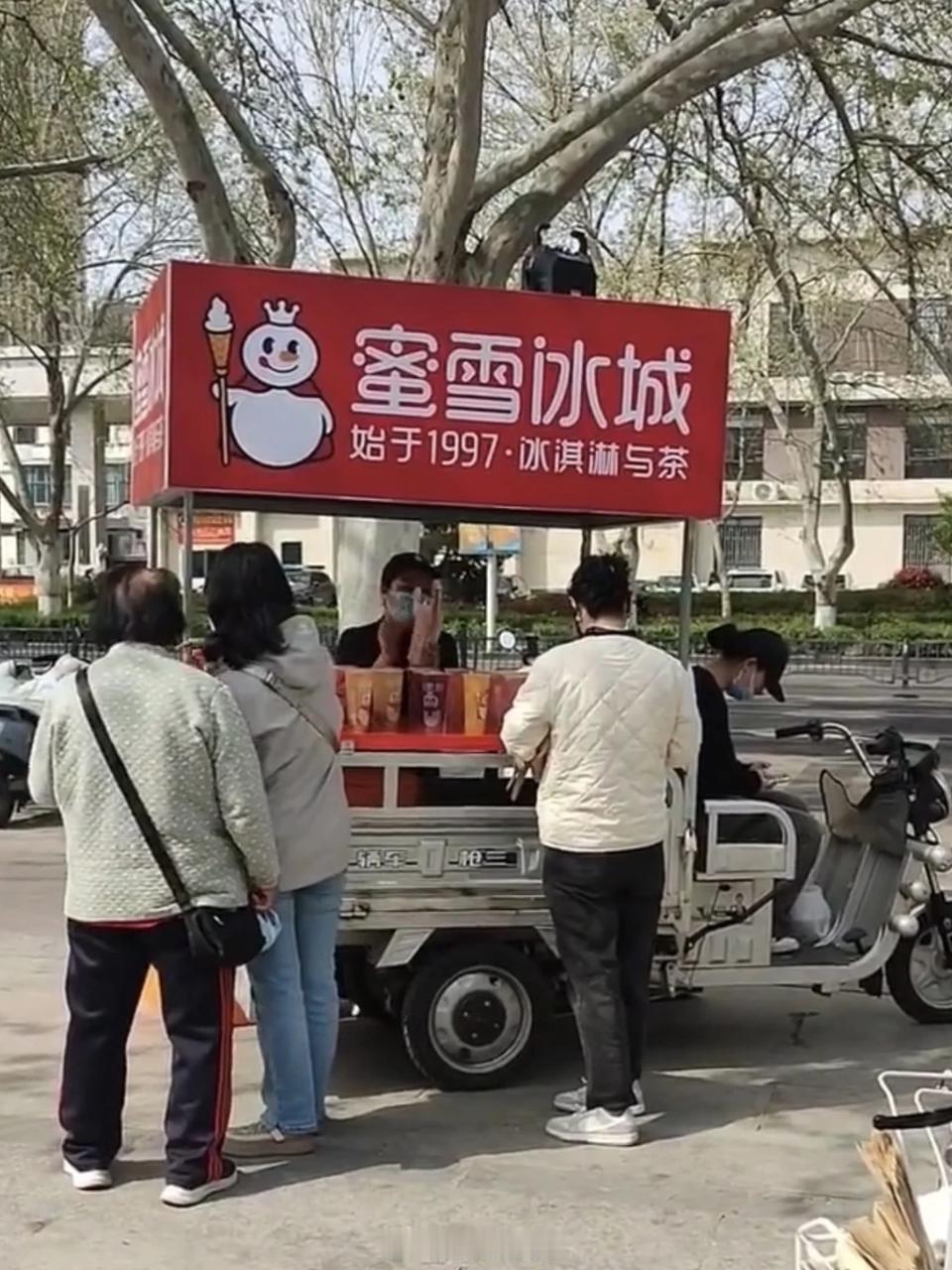 蜜雪冰城回应网友倒卖柠檬水赚差价一堆人喊着没问题，请问喝出问题了是你们负责还是蜜