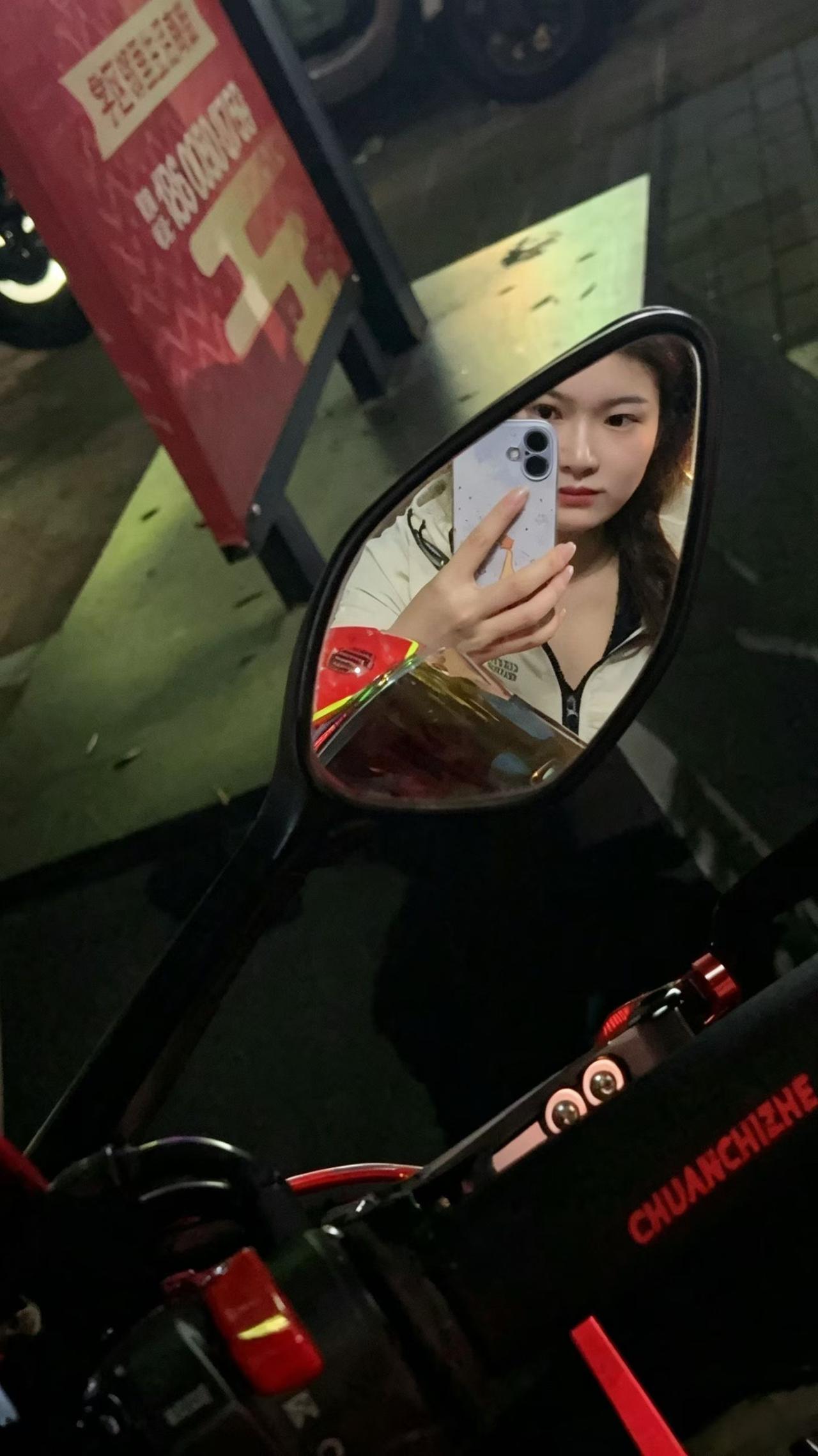 戴着头盔坐在摩托车上，准备出发。女骑手头盔 女生摩托头盔 带面罩的头盔 机车出行