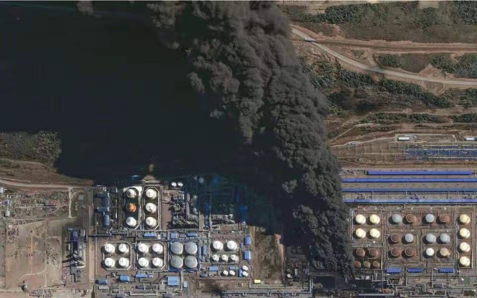 据报道，乌军无人机盯着俄罗斯波罗的海的乌斯季卢加的石油港口基地车轮战，袭击了一轮