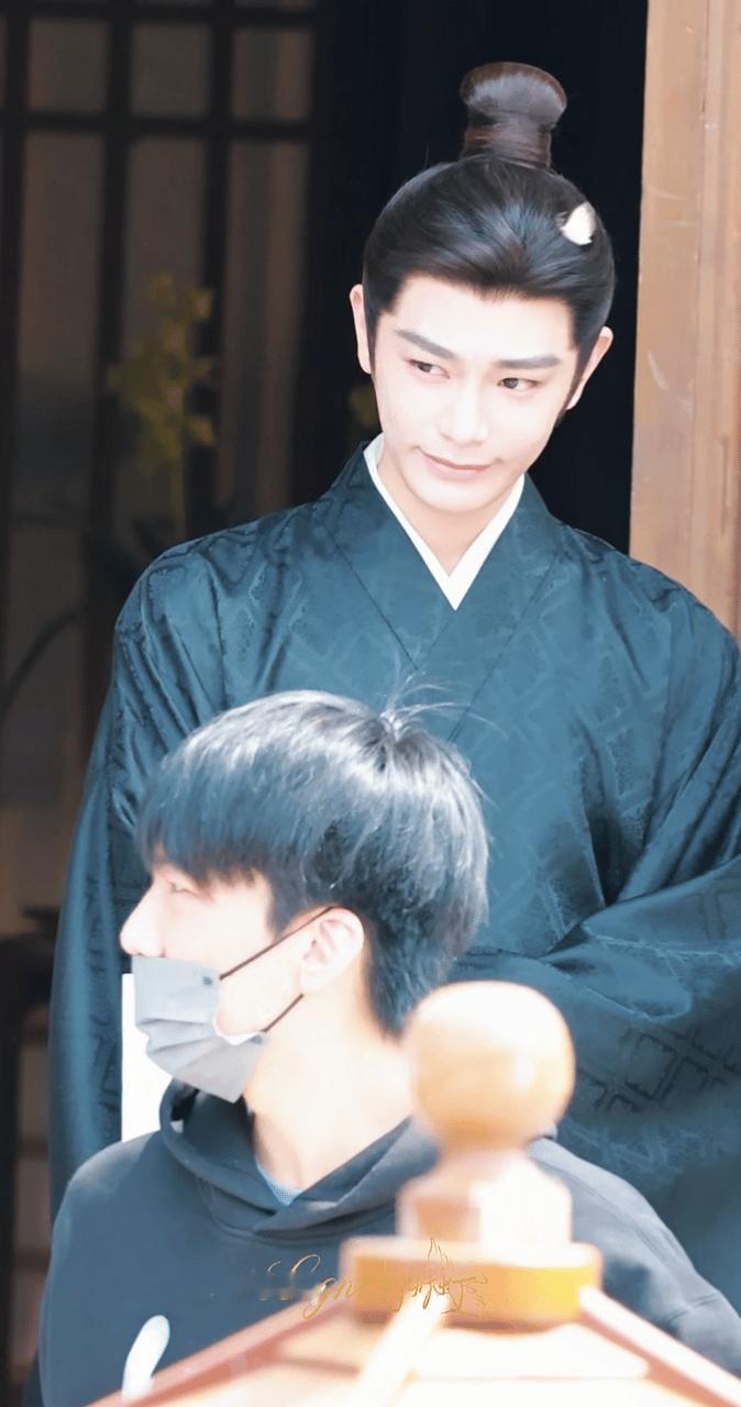 这个丁禹兮香香的，小蝴蝶来了都舍不得走，一直绕着赵大人飞