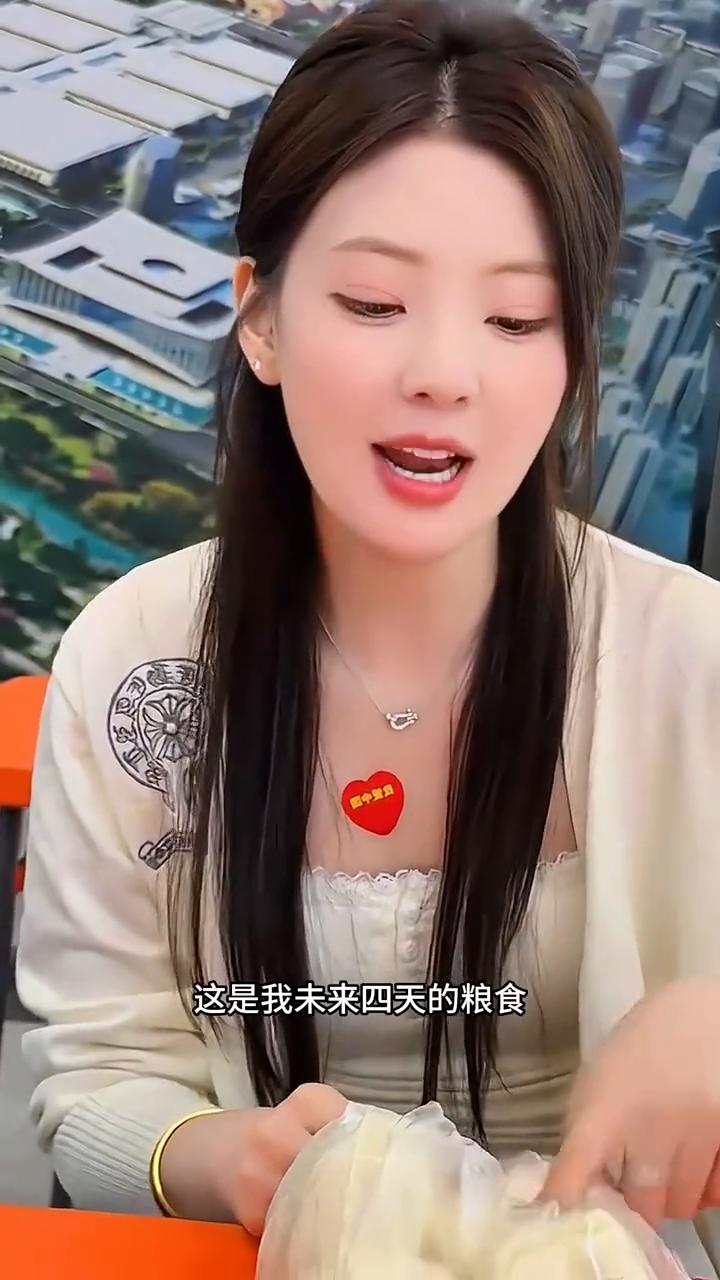 今天晚上把四个馒头吃了，四个有点太多了，我慢慢吃。这是我未来四天的粮食，四天粮食