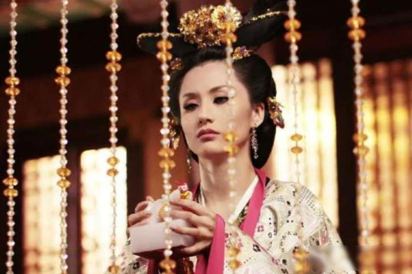 公元604年，她颤抖着打开金盒，以为是赐死的毒药，里面却放着几枚同心结。从亡国公