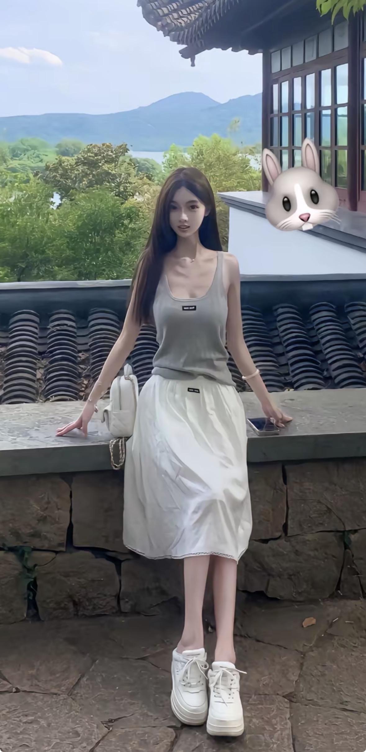 清新夏日穿搭，白色裙摆飘逸，搭配小白鞋，轻松自在。