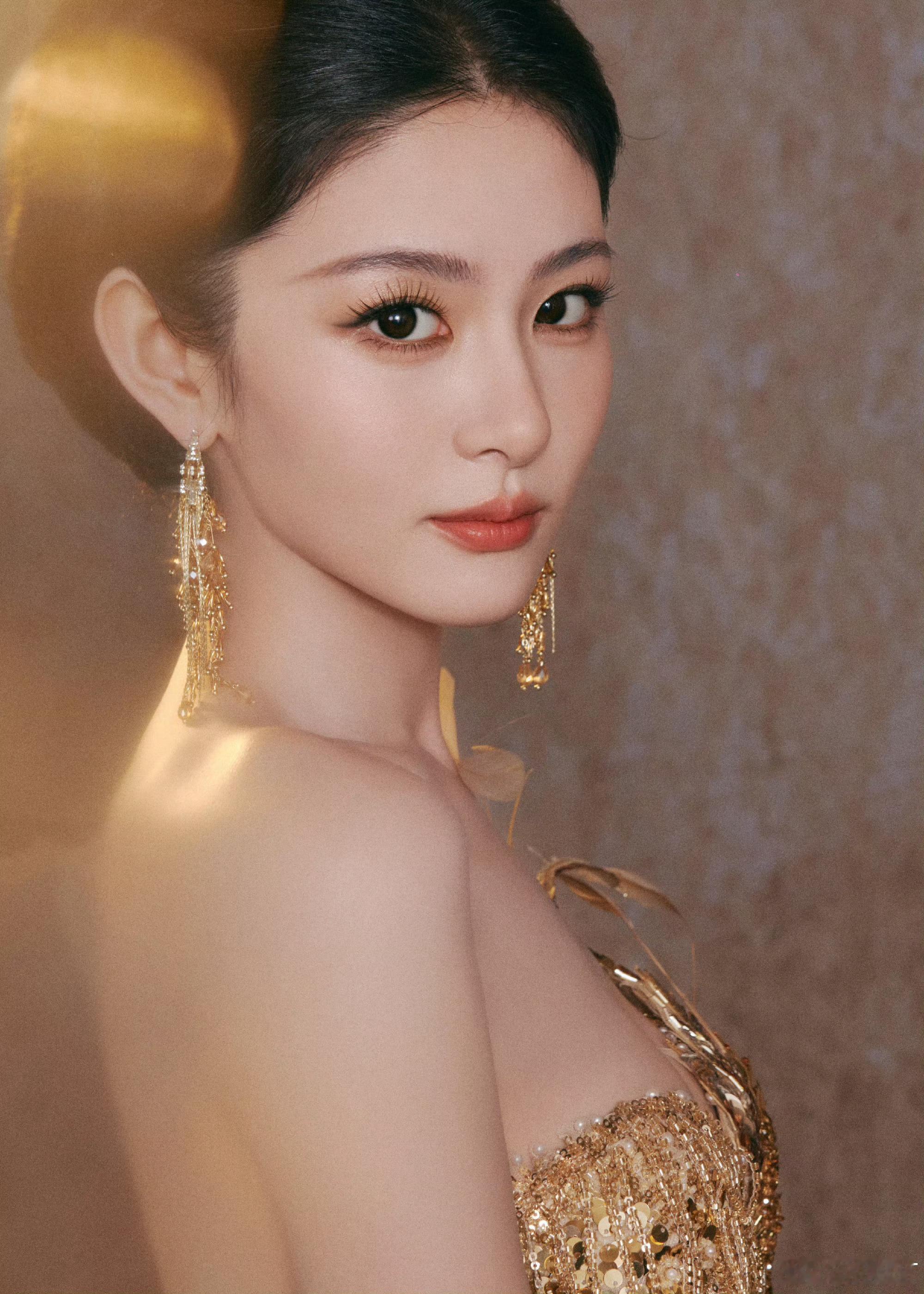 姐姐这个鎏金礼服真的太明艳太美啦啊啊啊啊啊[打call][打call]赵晴怎么美