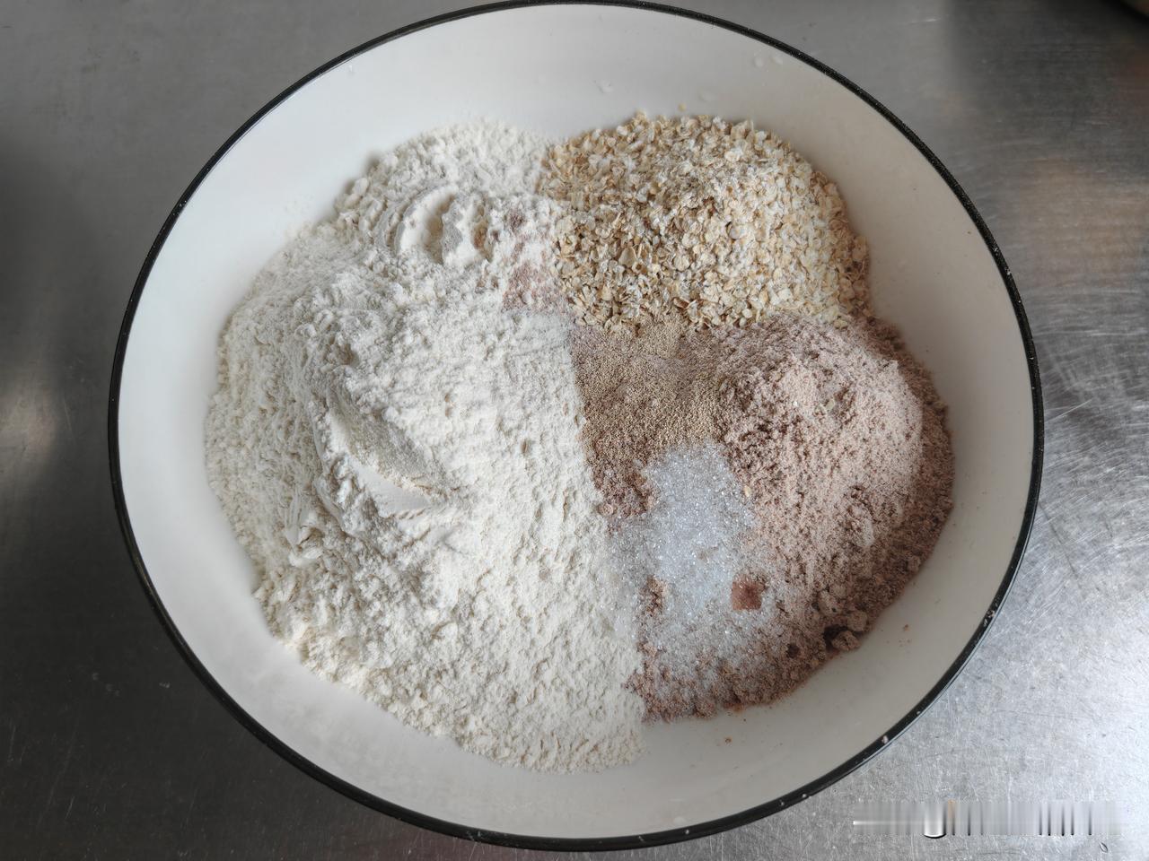 包馄饨的肉馅掺上紫萝卜包了大包子～
昨天吃过早饭，把冰箱里仅剩的高粱面拿出来，掺