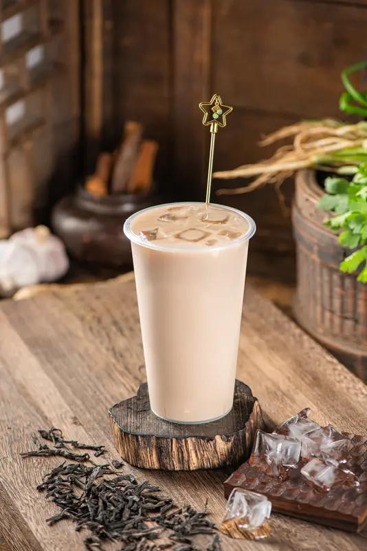 顾客反映在杭州一家奶茶店点奶茶，当时显示有8杯在制作，等半小时去取餐换来一句“你