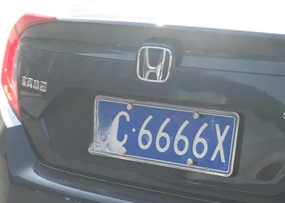 选到好车牌那感觉，就像中了彩票一样爽！江苏的沈女士新车选号，直接摇中“0000A