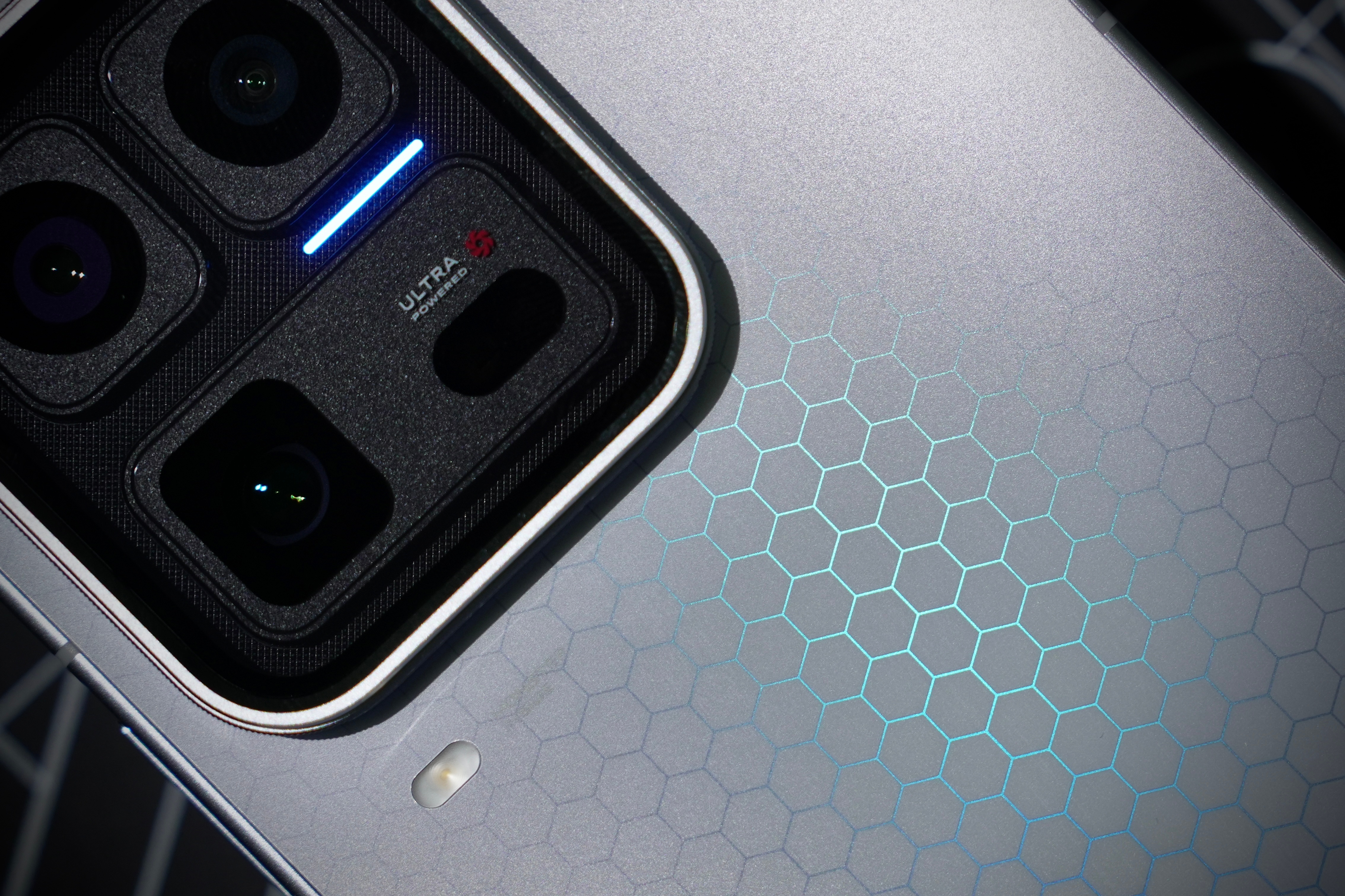 iQOO 15 Ultra《银翼杀手2049》开箱这蜂窝状设计好看，Deco的设