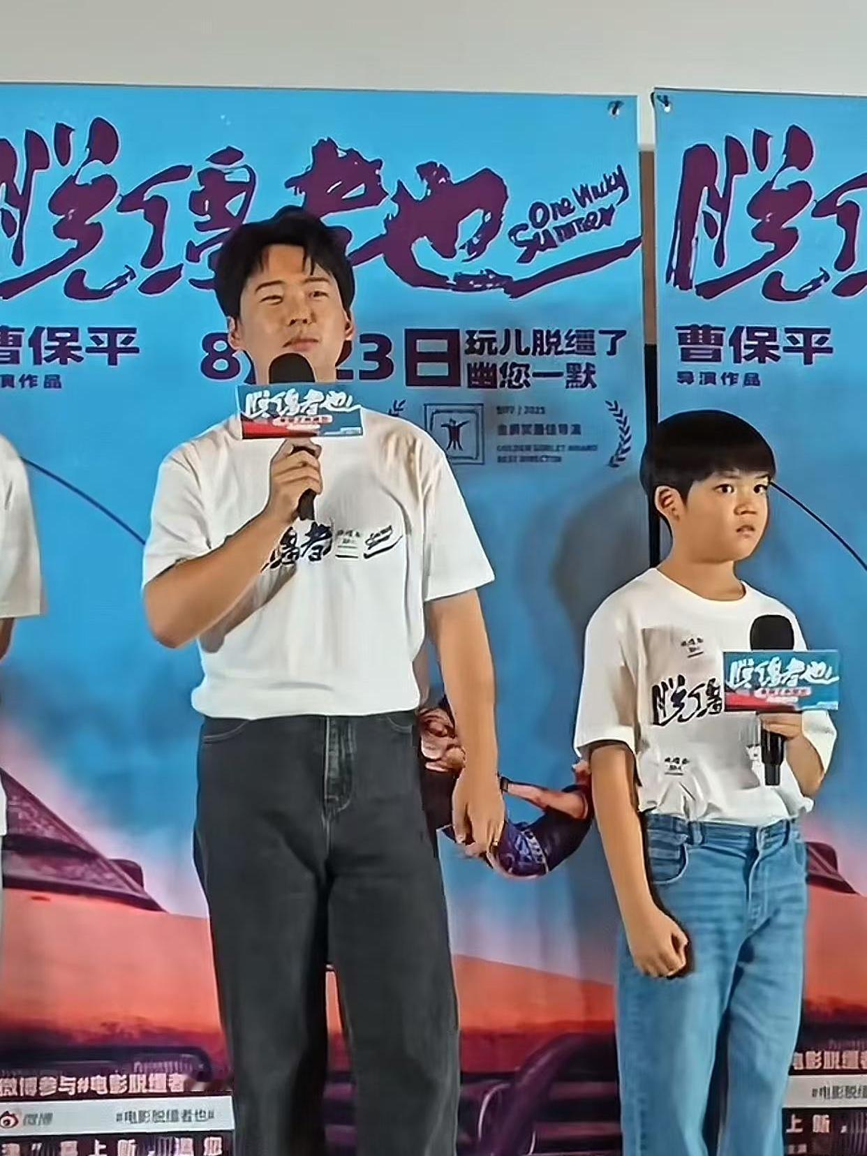 若不是在天津，估计郭麒麟也是被眼前的一幕给吓到了。五位身材健硕的大汉，列队从观众