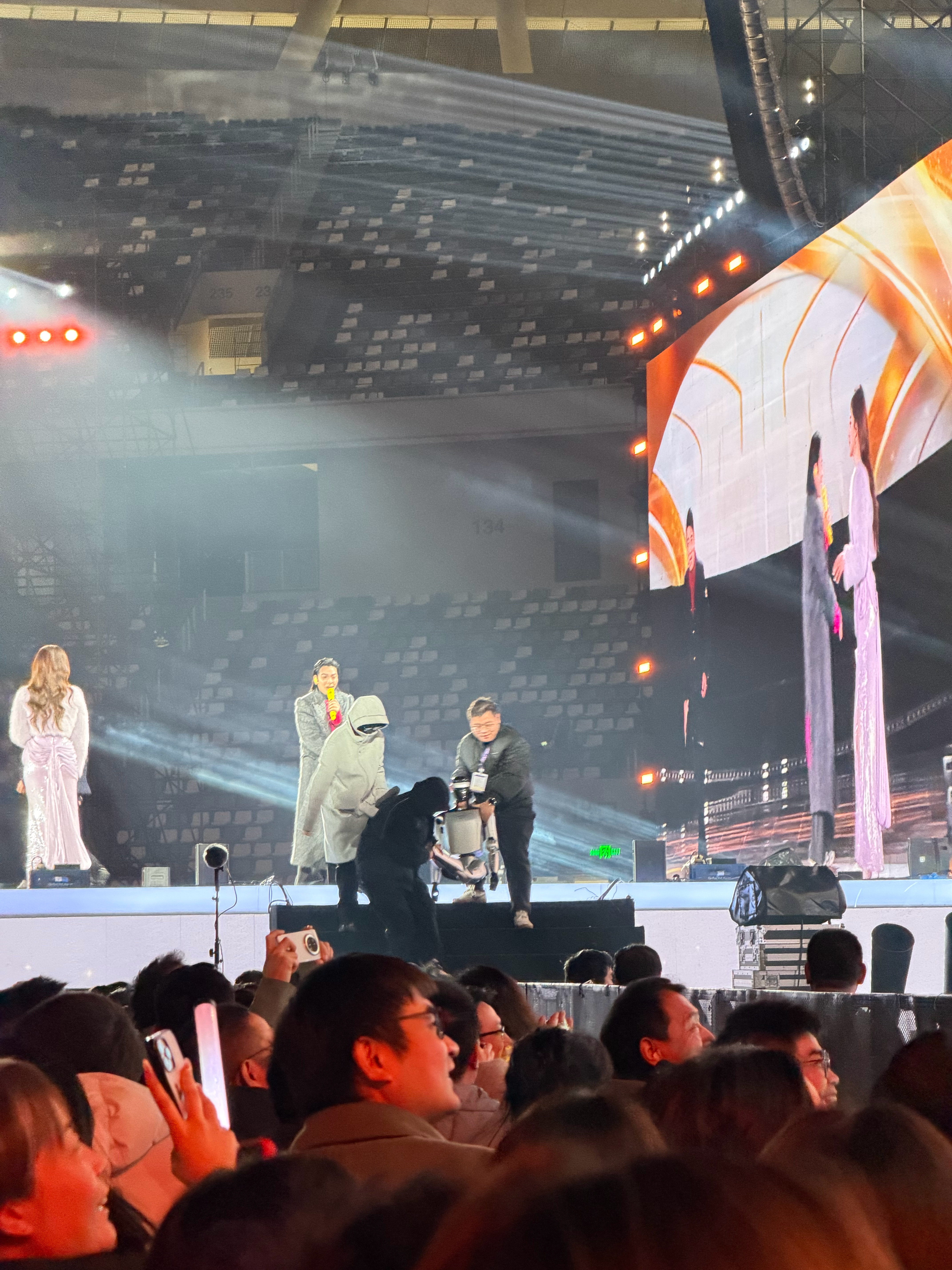 萧敬腾和撒贝宁太逗了，把人家机器人给忽悠瘸了 苏州