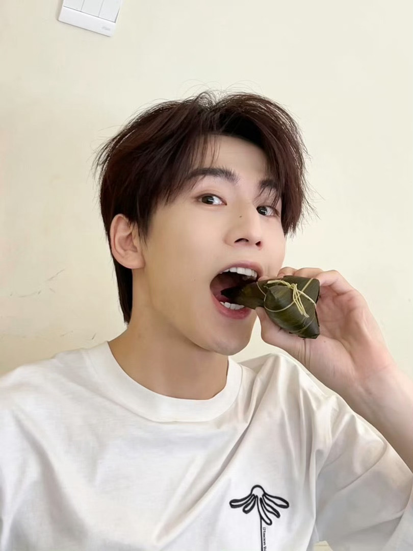 张凌赫 端午安康！记得吃粽子啊！你喜欢吃甜的还是咸的？
