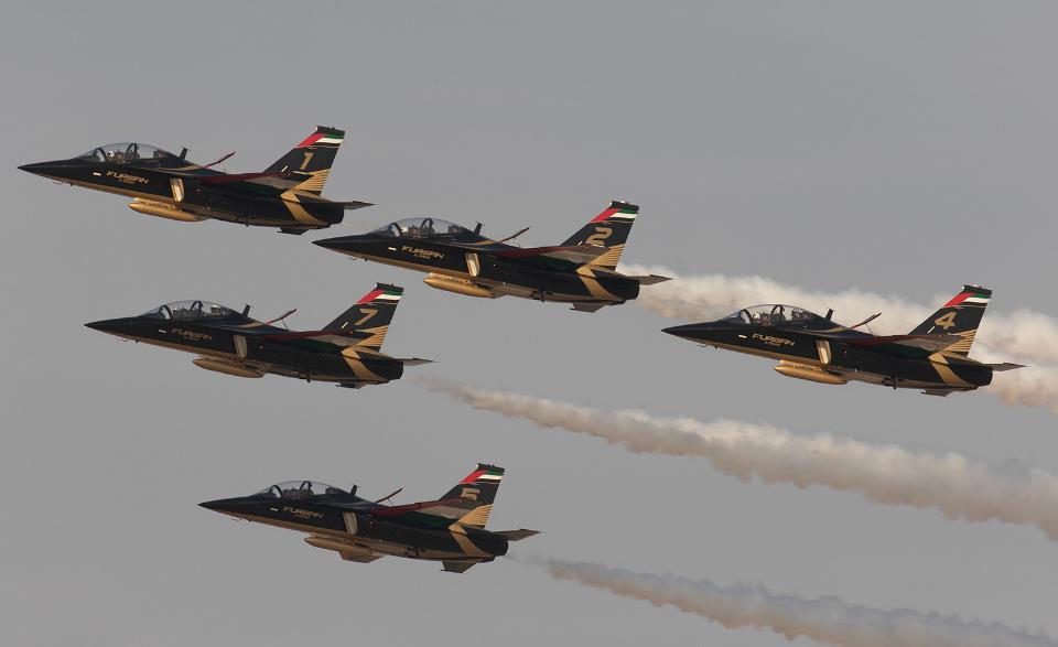 猎鹰15教练机在迪拜绽放！
2025年的迪拜航展彩排上，阿联酋空军骑士飞行表演队