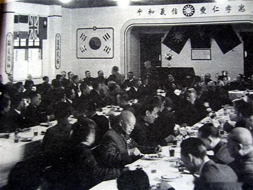 1945年11月，蒋介石在重庆与即将归国的韩国临时政府成员告别。 