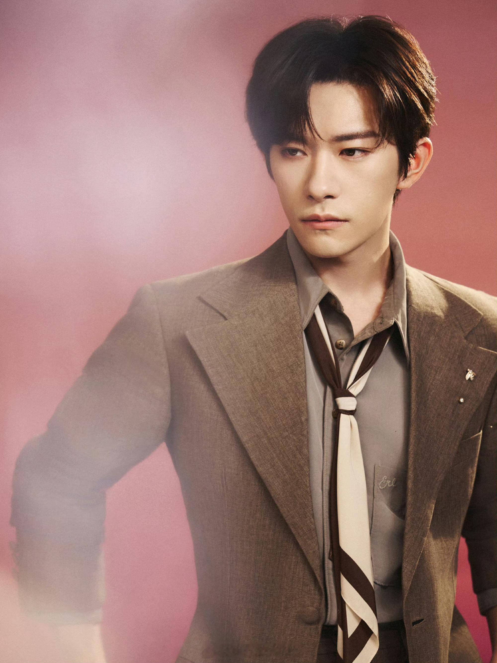 派酱安利 易烊千玺霞光云海大片 完全是高清版的美貌大放送恰到好处的光影加上独特的