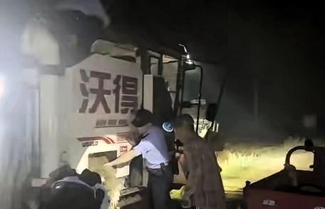 这事儿估计要火到人民日报了！
5月24日凌晨1时许，
湖北襄阳市东津派出所所长肖