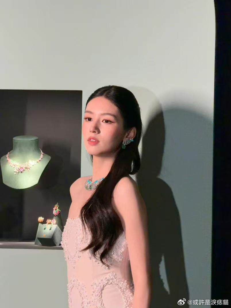 周也完全千金大小姐 谁看了不说一句周也就是千金本千金，长相清冷又贵气，随便一套造