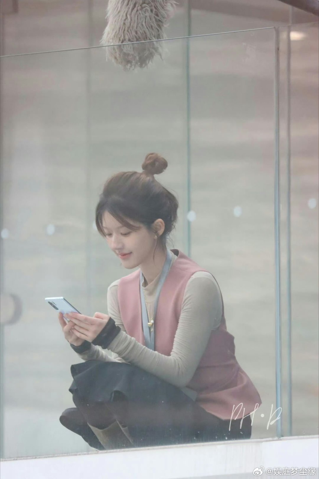 赵露思恋人阮妤天台路透  赵露思与阮妤的关系近日在社交媒体上引起了广泛关注。两人