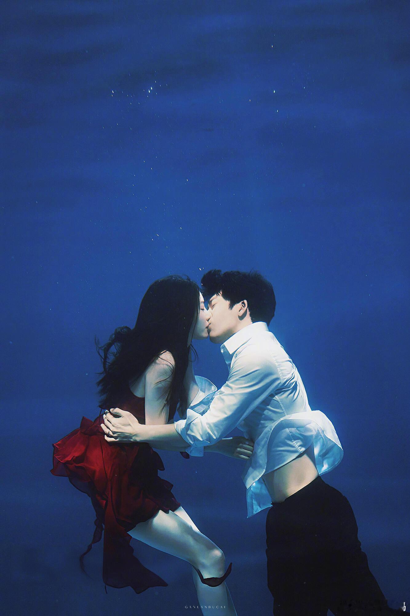 井柏然蔡文静钢铁森林水下吻剧照，好带感的一张图钢铁森林钢铁森林 删吻戏