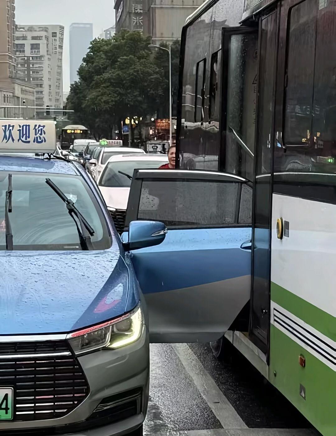 的士坐公交回家了[吐舌]