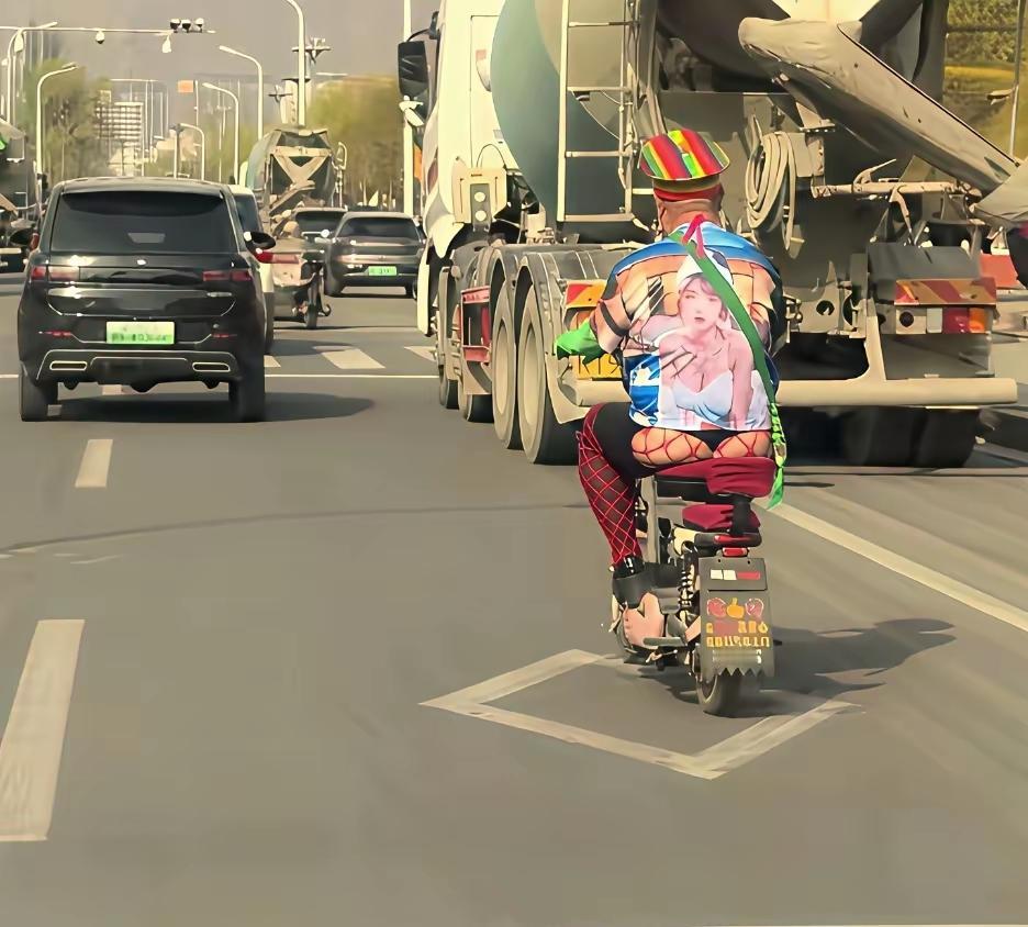 有人说他老不正经，一把年纪了没羞没臊的，公然穿着这种衣服，招摇过市，可以说毫无廉