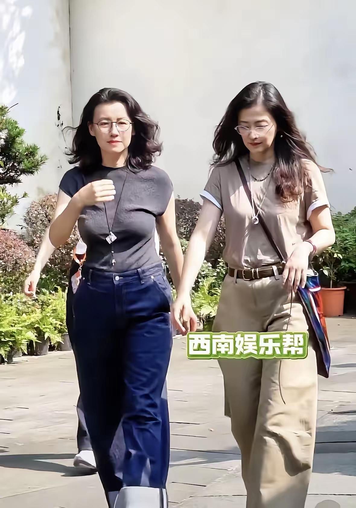 刘琳52岁了，看着像40岁，
演技好，人也很低调。
穿衣打扮，简单好看，
透着一