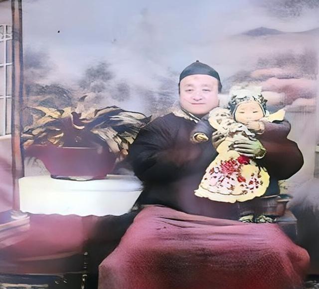 1918年，这名被父亲抱在怀里的小姑娘只有一岁。她并不会料到父亲将于一年后去世，