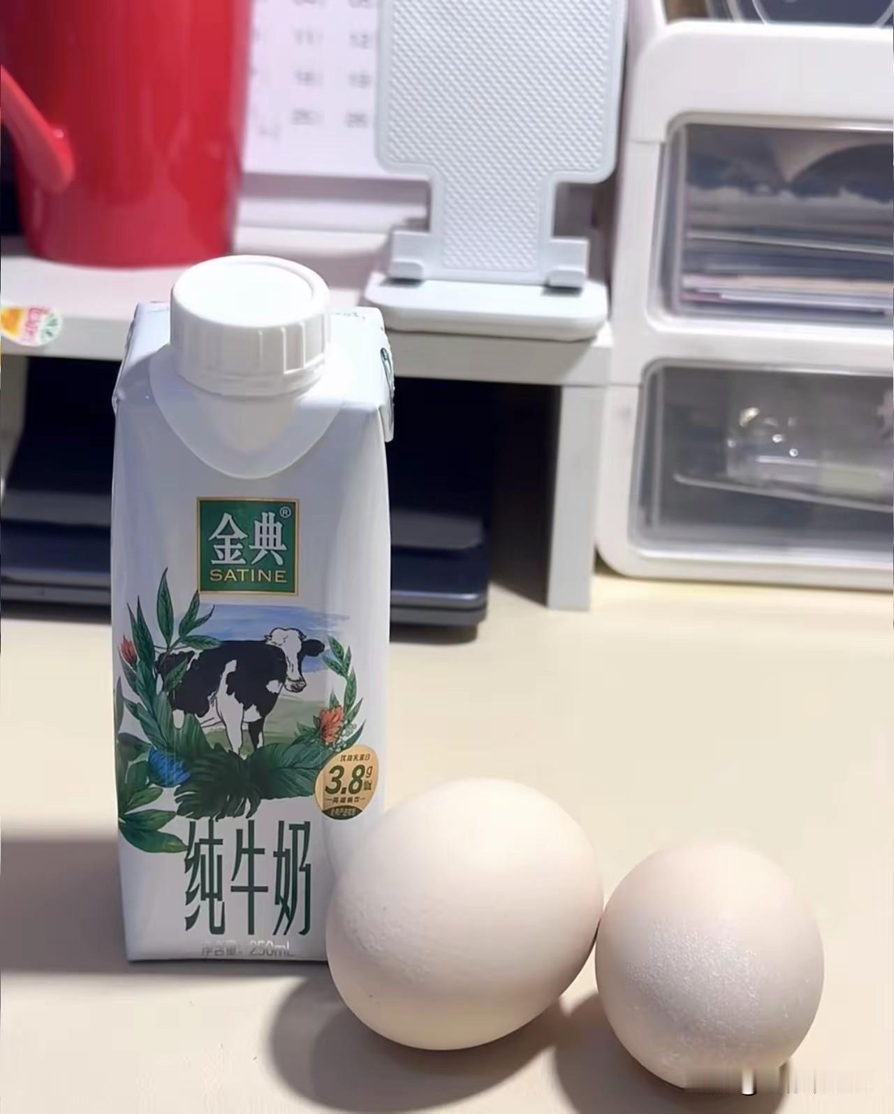 狠人啊！早餐就吃两样-两个鸡蛋加一杯牛奶！关键是人家每天如此，经年累月！钱没花多