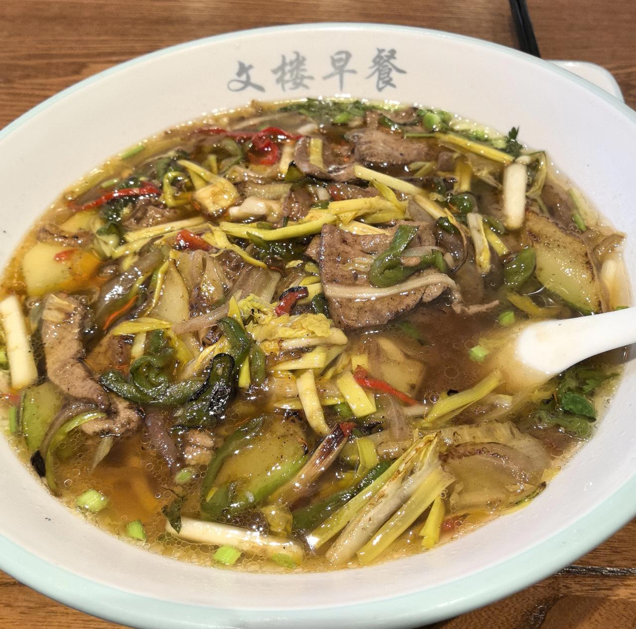 在淮安住了两天，吃的最多的是文楼。早中晚一共吃了三顿。

文楼吃早餐。一碗猪肝面