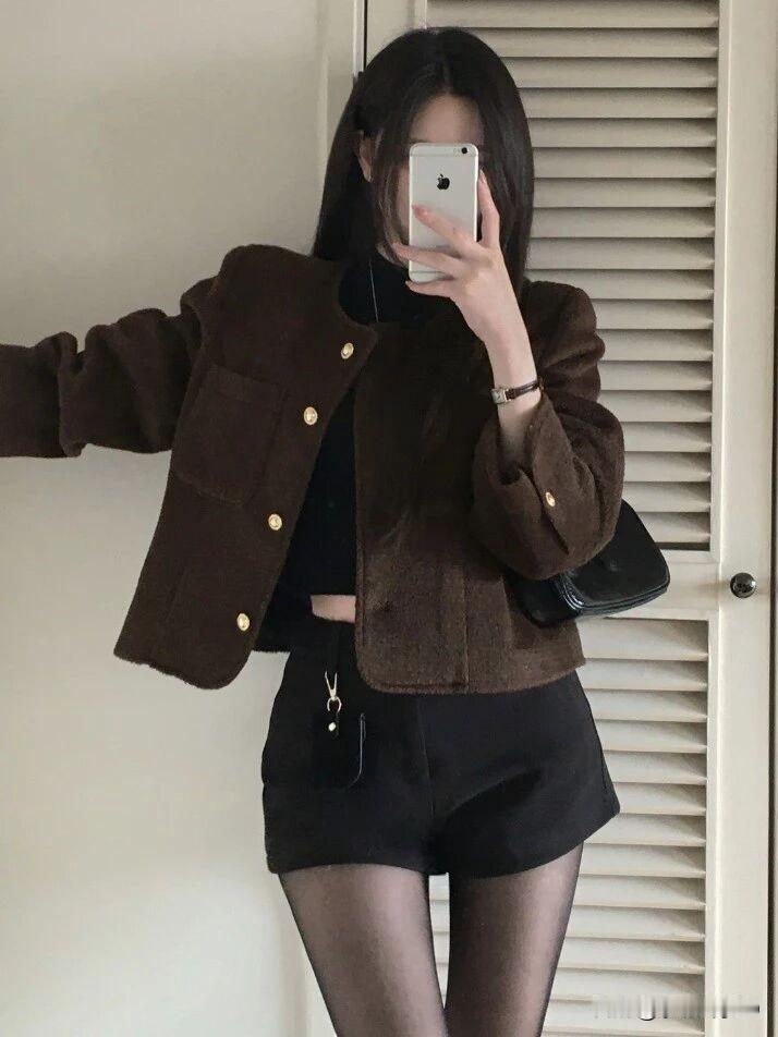 纯天然美女的样子，大概就像27年前那些荧幕佳人。没有厚重滤镜、医美修饰，眉眼浑然