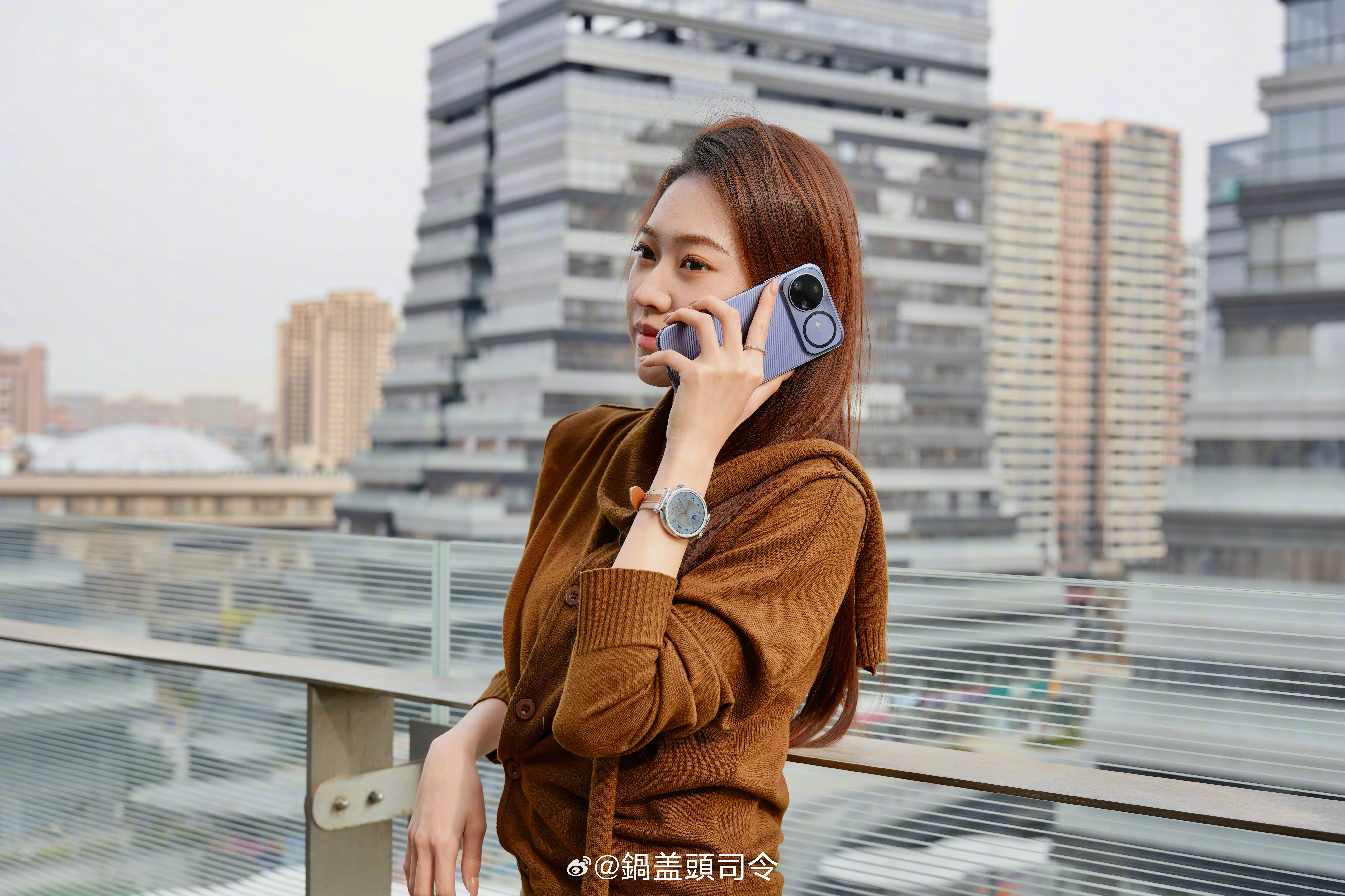 nova15 ultra这个手机真不错！机身薄，手感好，质感好。然后有前后红枫镜