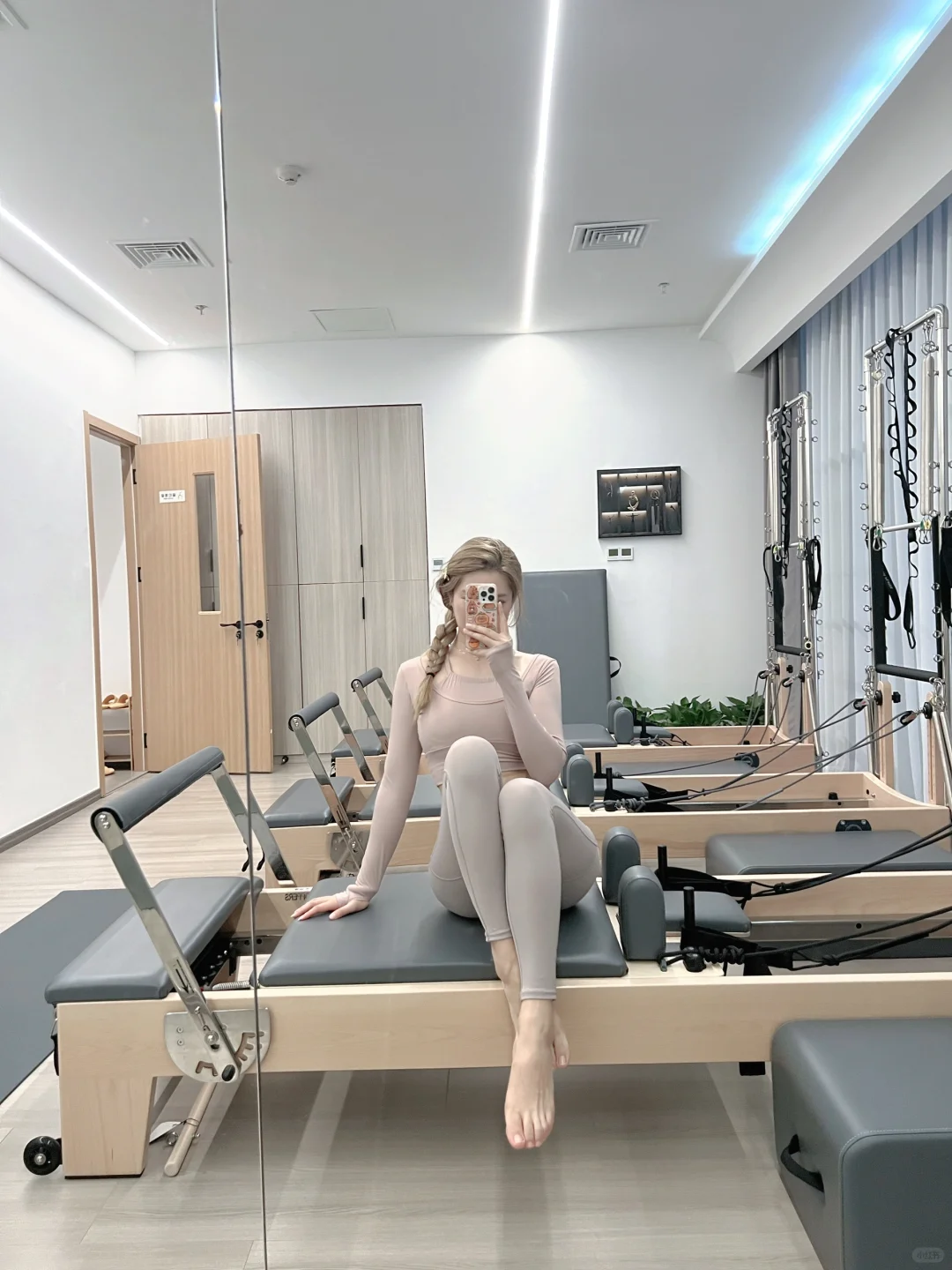 普拉提女孩多喝热水