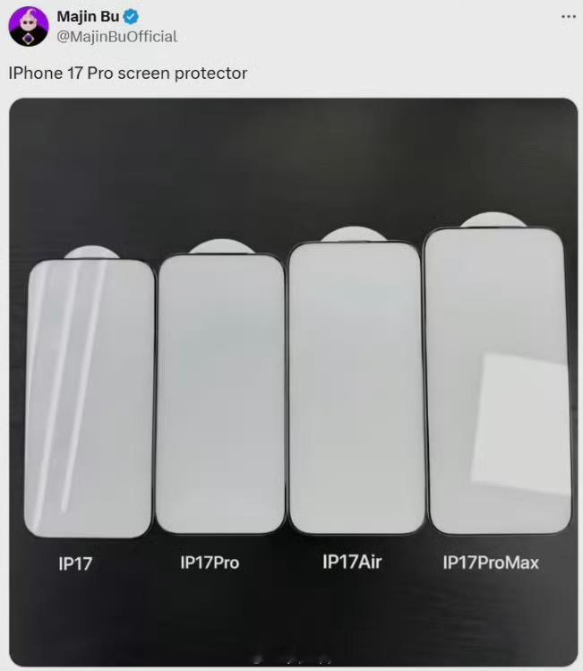 iPhone 17 全系列的手机膜，从图上看标准版和Pro版的屏幕尺寸差不多。之