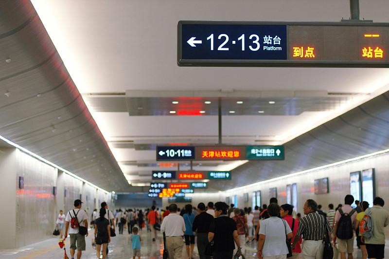 上周亲测从天津坐地铁去北京，全程花了2小时47分钟，没掏过一分高速费，连高铁票都