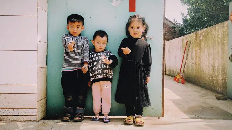 农村养三个娃，没花过多少早教钱，却把他们个个养得野得像撒欢的小土狗！
 
城里朋