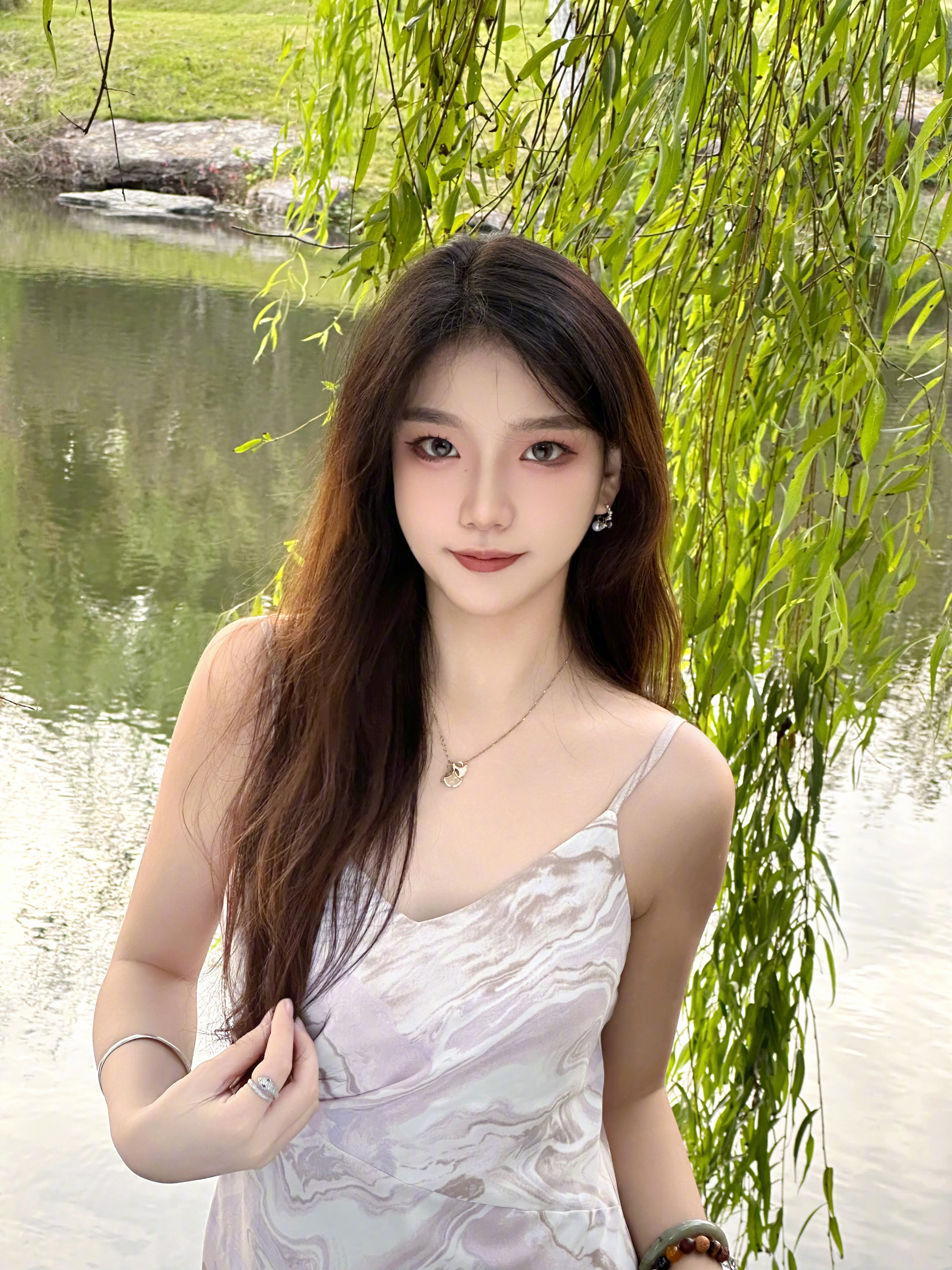 向全世界宣布：我出去玩咯[赢牛奶]待在湖边太舒服了[微风]满满的氛围感[照相机]