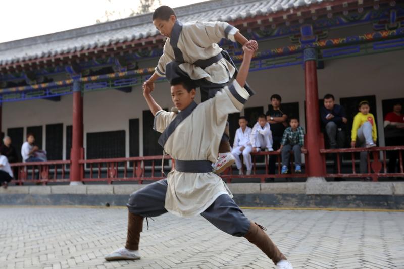 12岁的张思璇太厉害了！3月3日元宵节那天，在河南安阳汤阴县人和公园门外，她带着