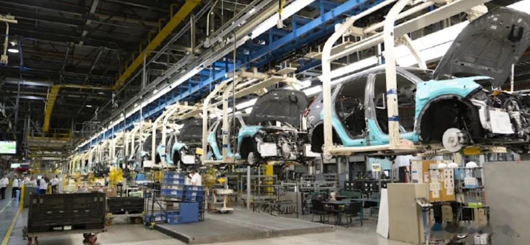 【全球汽车制造商准备因芯片短缺而减产】

（彭博社）——由于一家总部位于荷兰的中