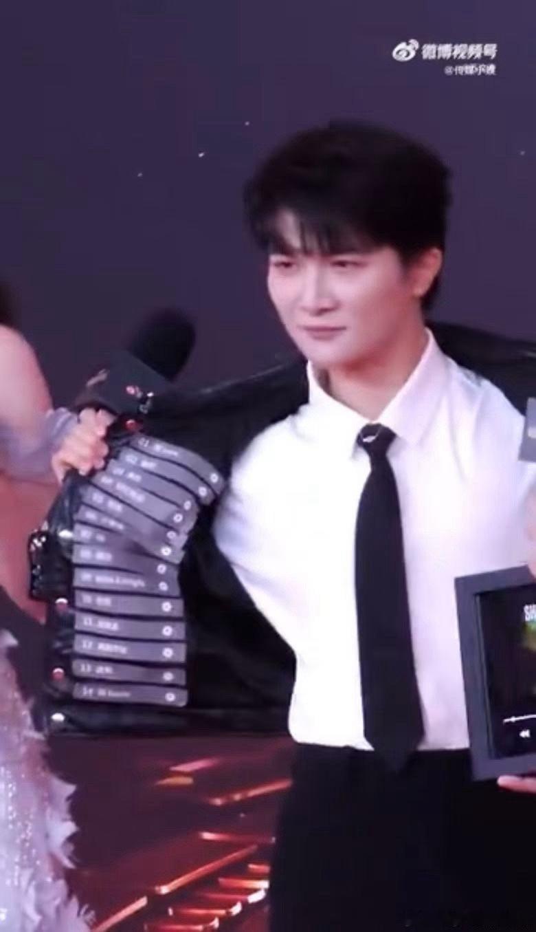 #周深把作品和歌迷裹在怀里# 周深在微博视界大会红毯造型太赞！把专辑十四首歌名印