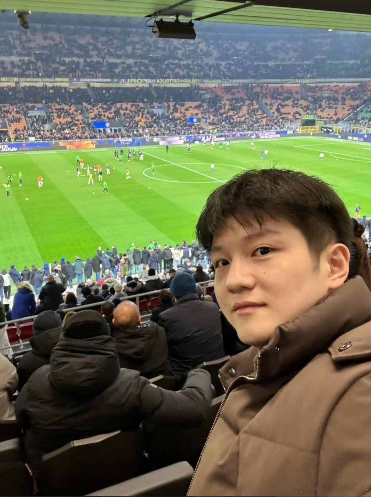 樊振东米兰看球赛了 东哥又幸福了[抱一抱] 