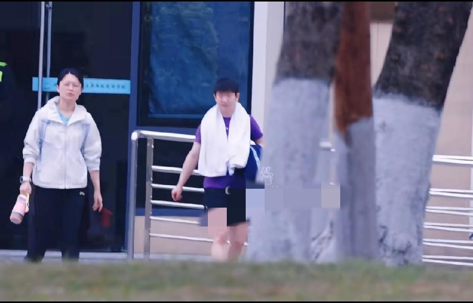 成都封训日常｜见到莎莎就心安✨
 
谁懂啊家人们！在成都封训的孙颖莎，还是那件熟