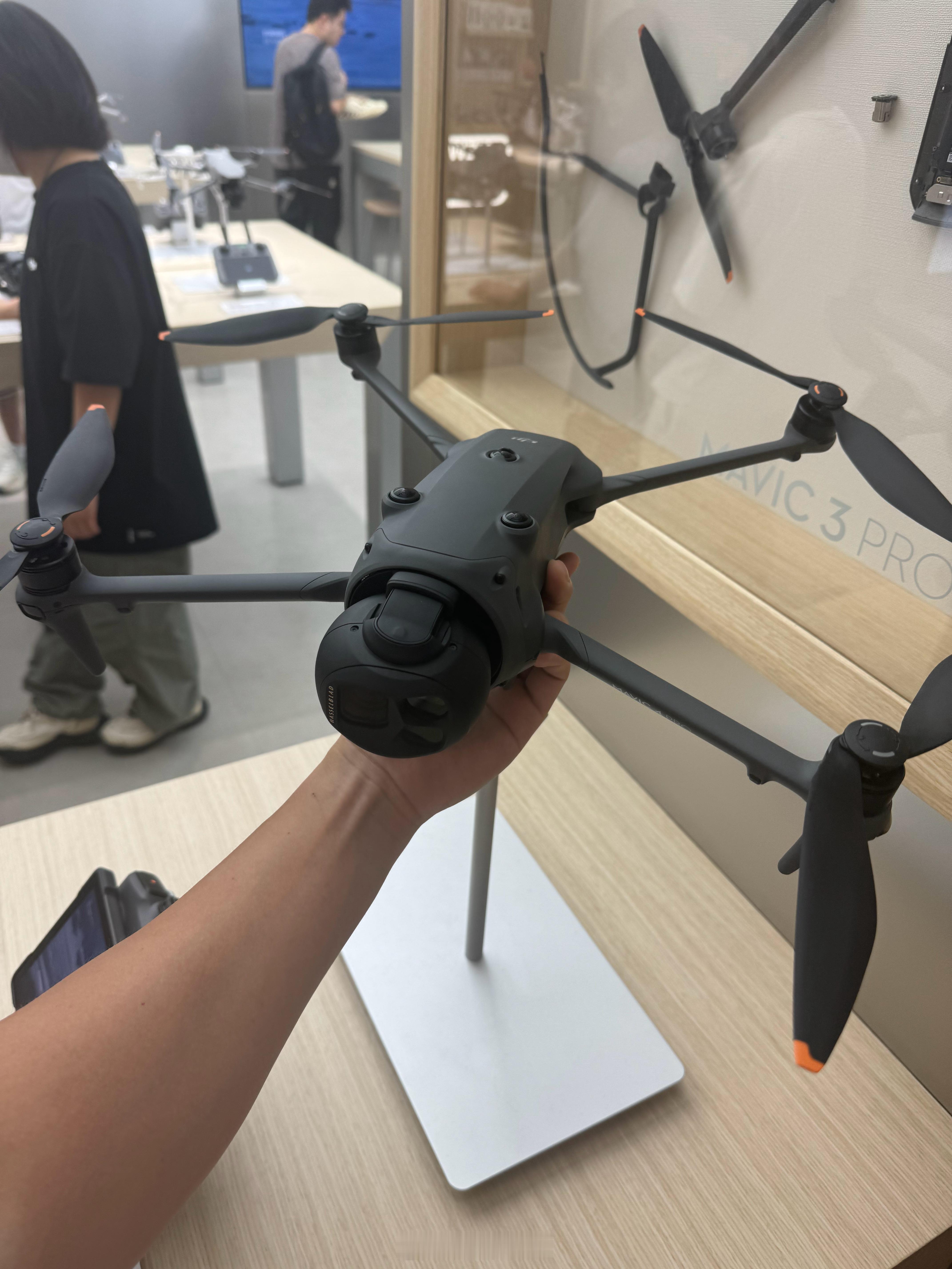 也算是摸到了DJI Mavic 4Pro真圆润啊 想拥有 ​​​