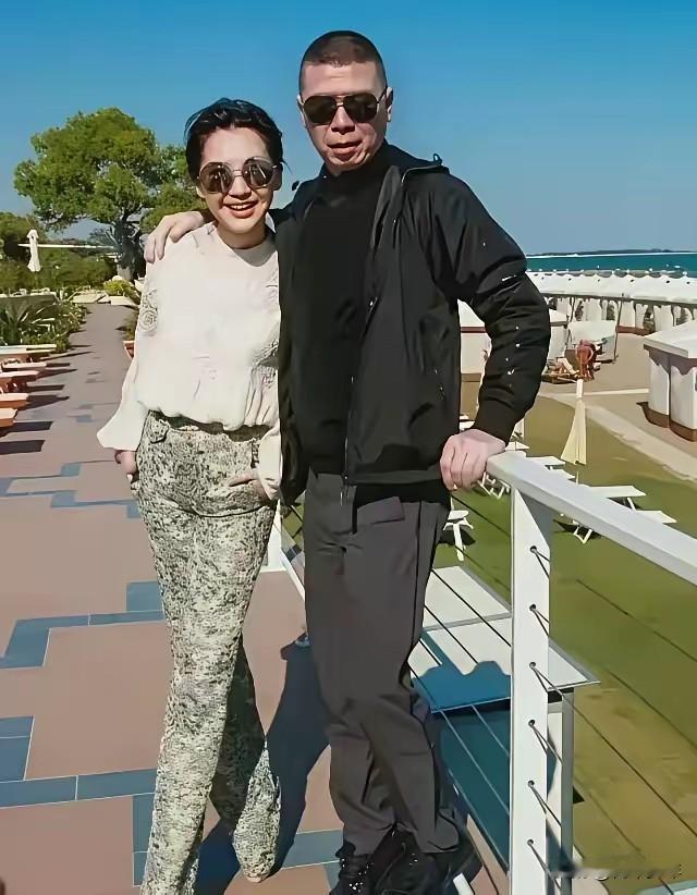 同框不同频——
冯导身边的女人，一大把年纪了，看起来还像少女一样，青春，鲜活，阳