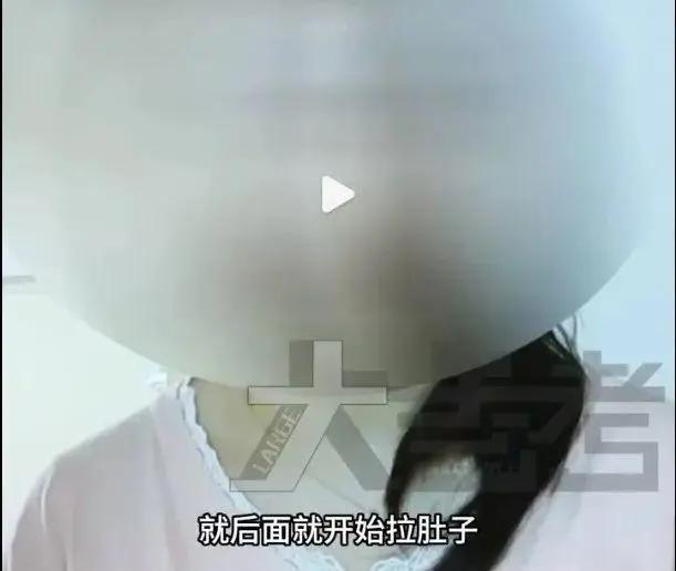 10月23日，郑州的一女子网购了几袋土豆片，一打开快递箱子就觉得颜色不对，怀疑可