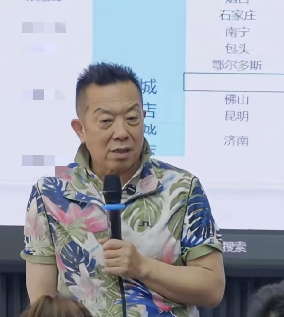 男人年龄越大，领子立的越高？

贾总现在彻底火了，
网友们发现他喜欢把领子立起来