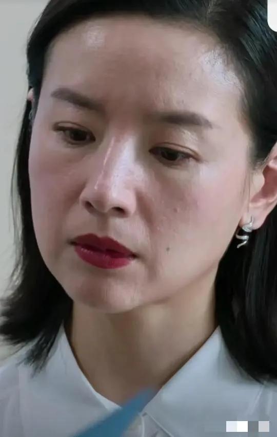 这状态太吓人了！满脸皱纹和粗糙皮肤，不应该啊，她才42岁。周迅比她年龄大，但是保