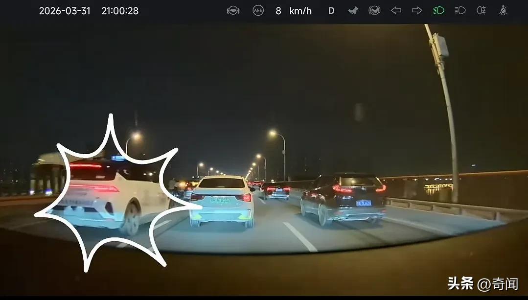 武汉近100辆萝卜快跑出租车集体故障，在武汉二环线和三环线以及白沙洲大桥等主干道