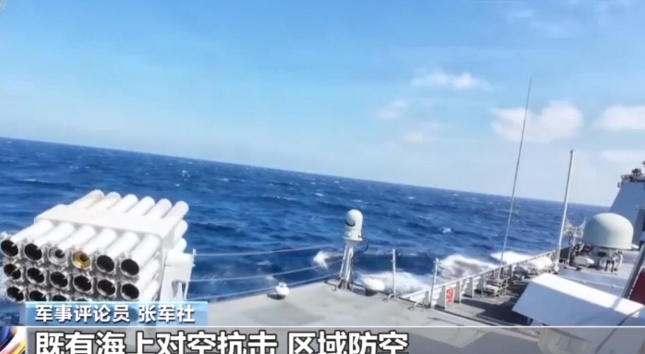 蔚蓝海面上，多型驱护舰列阵前行，舰炮轰鸣、防空火力网全面展开；云端之上，战机编队